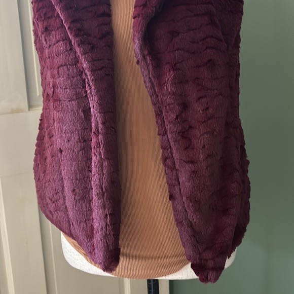 Women’s Sz S Me Jane burgundy faux collar casual gorgeous vest sweater - Picture 3 of 7